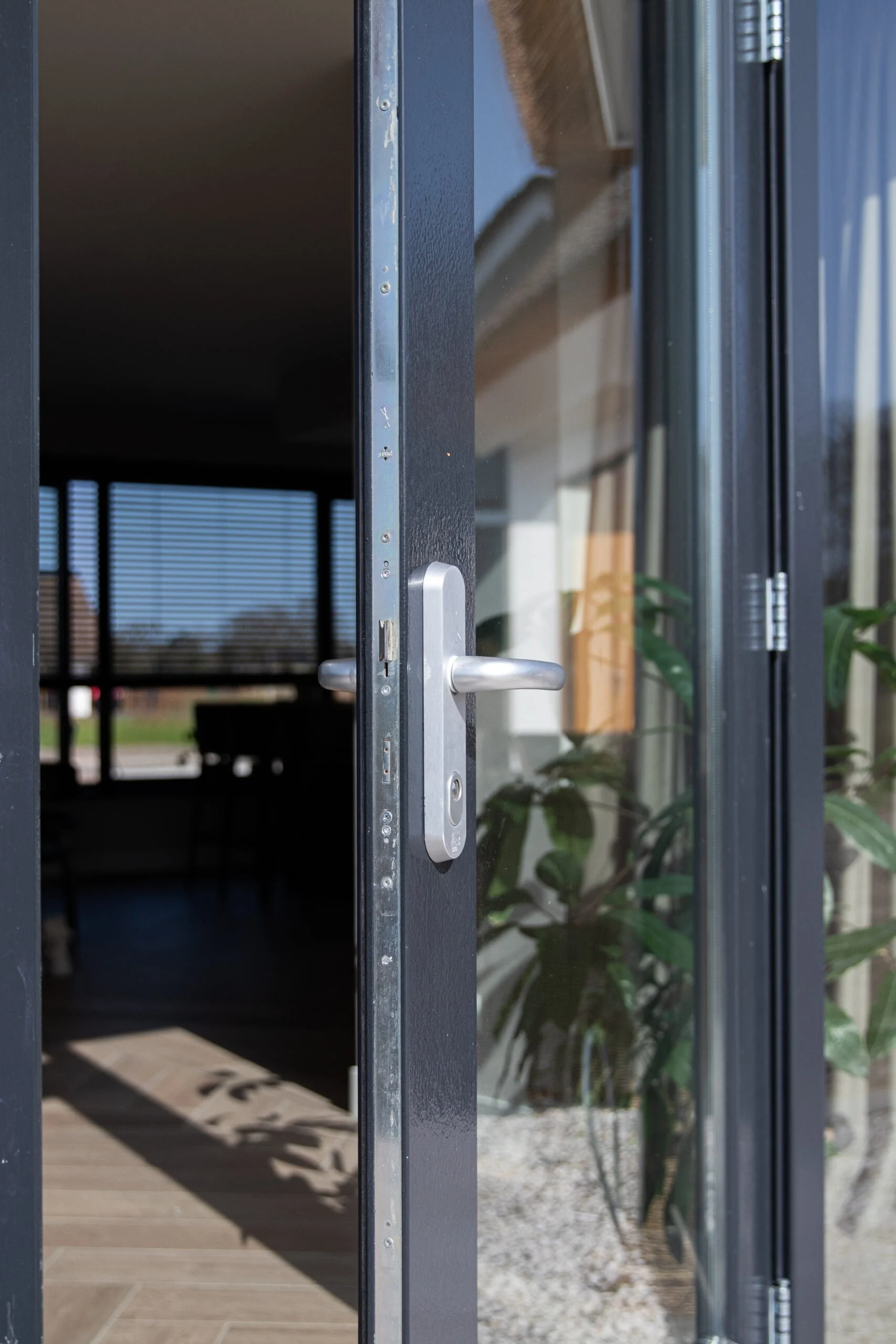 Buitenzijde van dubbele mahoniehouten loopdeur in verkeersgrijs met aluminium kruk en hoogwaardig deurbeslag – Toelevering Online