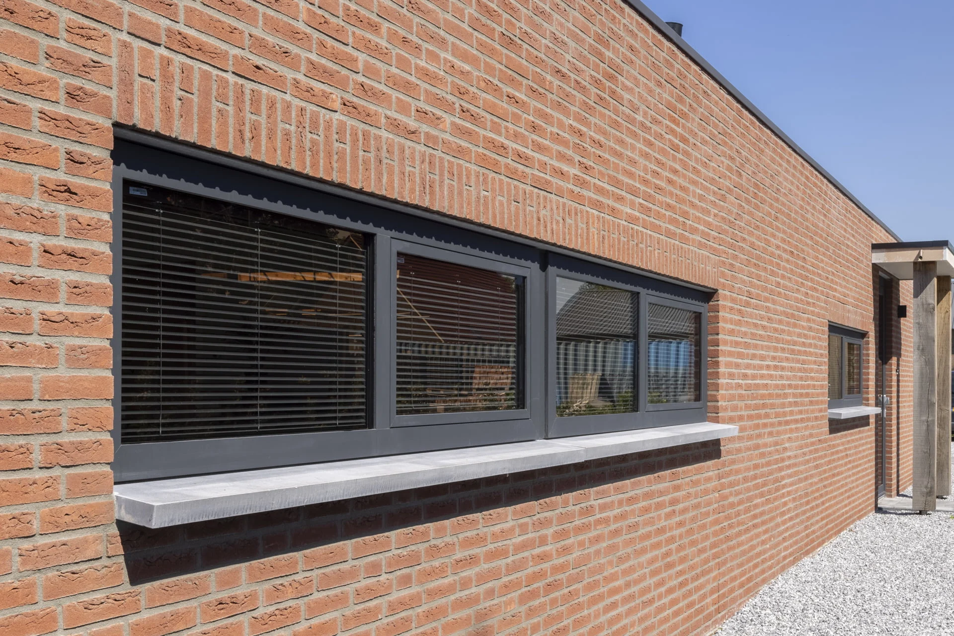 Draaikiepdeur met zijlicht rechts - binnendraaiend | aluminium