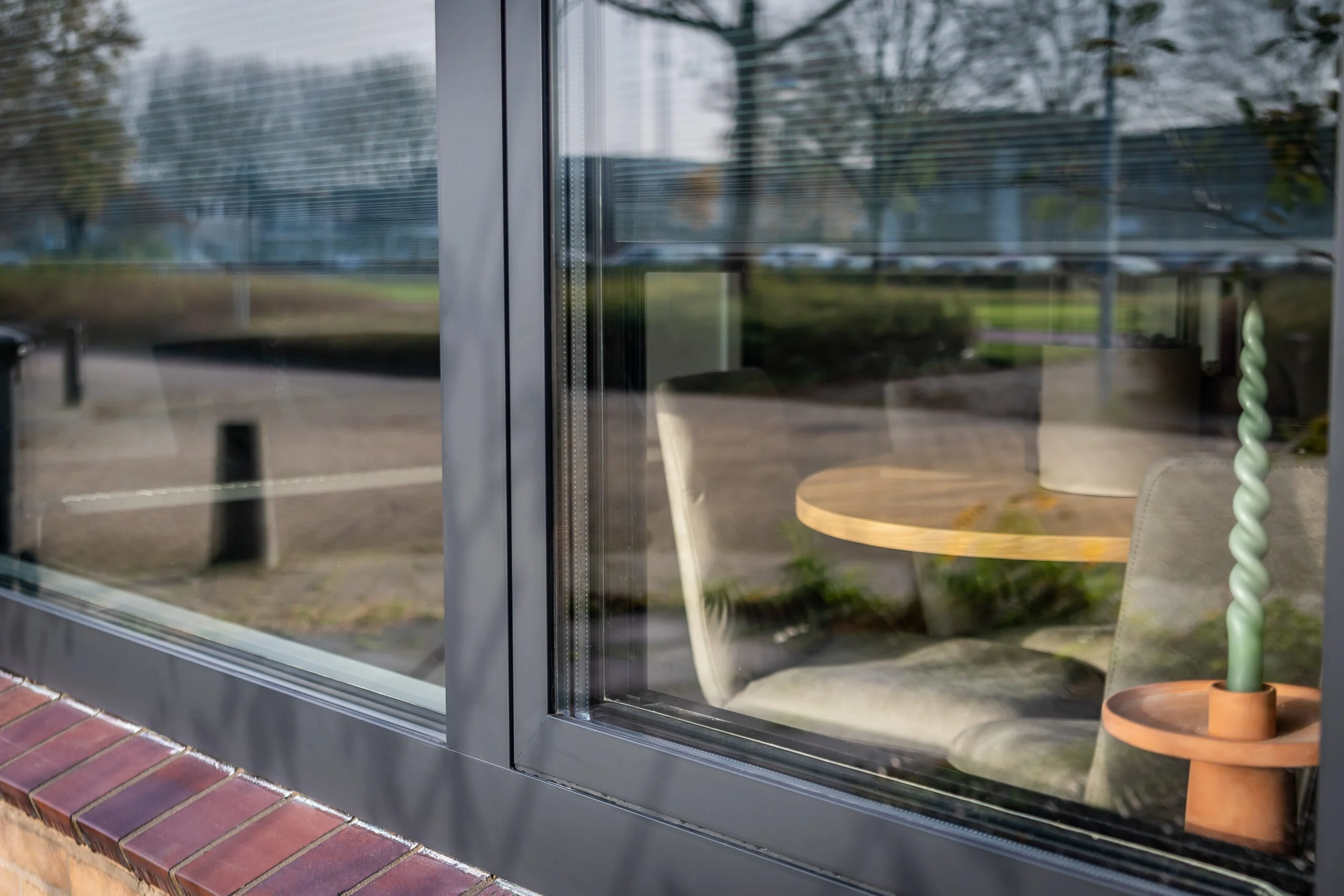 Draaikiepdeur met zijlicht rechts - binnendraaiend | aluminium