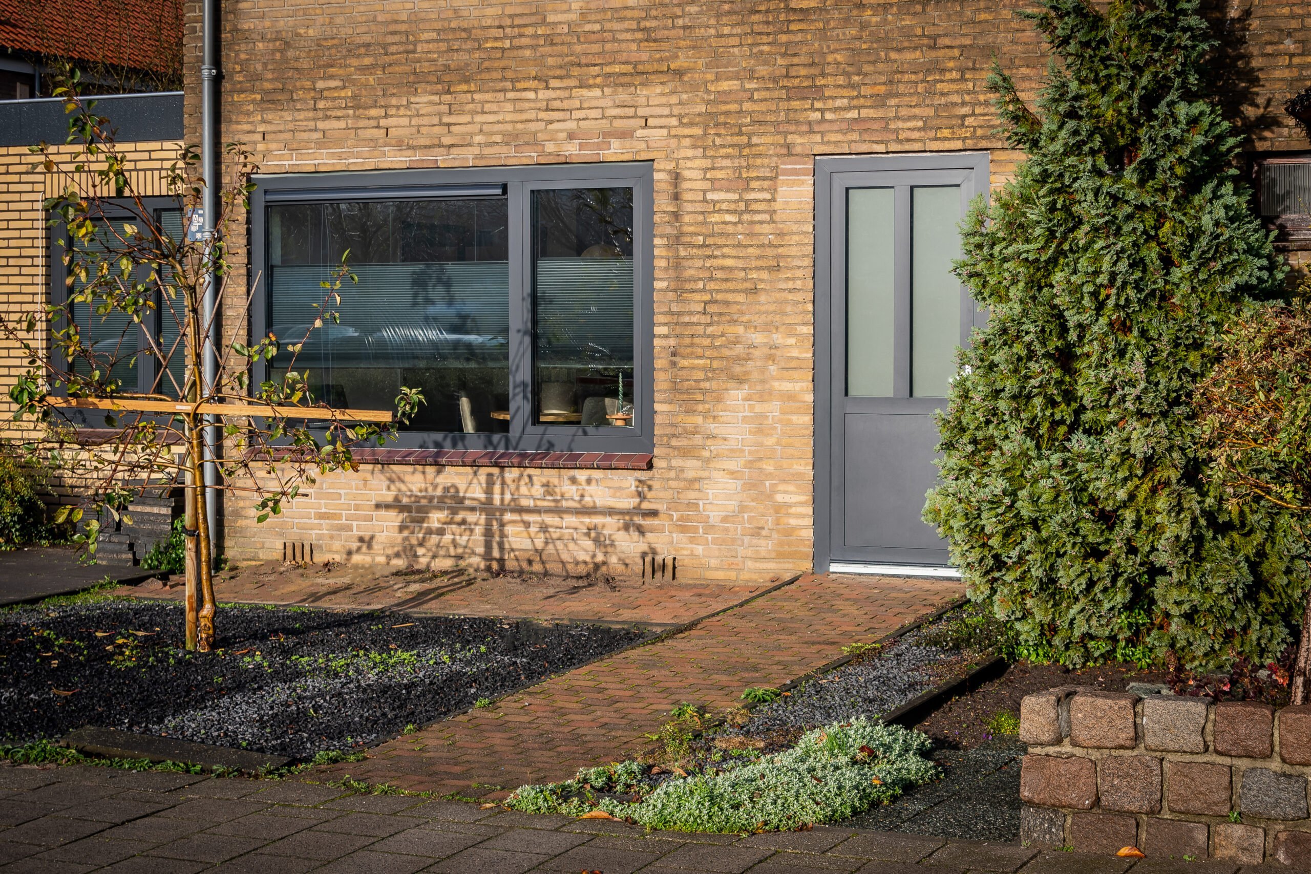 Draaikiepdeur met zijlicht rechts - binnendraaiend | aluminium